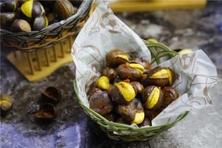 如图就是烤好的样子，色泽很不错哦。蒸烤箱确实是值得入，一台机子蒸烤都行。朋友们真得不用担心二合一的模式下，它们的烹饪功能会有所降。它的烤制模式完全是可以替代烤箱的哦。