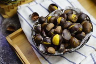 如图呢就是蒸出来的板栗，看着也是超诱人。有了这么棒的利器，咱这个秋天就再也不用外购糖炒板栗哦。想要蒸就蒸，想要烤就烤，谁让咱厨电选对了呢。