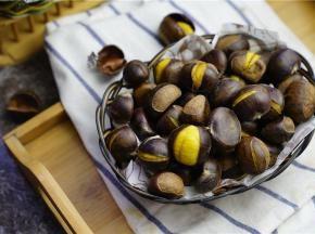 如图呢就是蒸出来的板栗，看着也是超诱人。有了这么棒的利器，咱这个秋天就再也不用外购糖炒板栗哦。想要蒸就蒸，想要烤就烤，谁让咱厨电选对了呢。