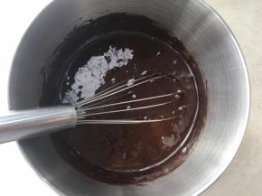 巧克力酱全部加入后，蛋抽将蛋黄糊搅拌均匀顺滑，无颗粒