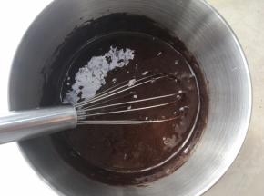 巧克力酱全部加入后，蛋抽将蛋黄糊搅拌均匀顺滑，无颗粒