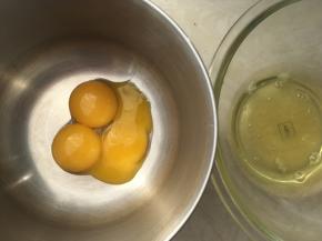 准备两个打蛋盆，分离鸡蛋