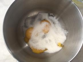 蛋黄加入30克细砂糖