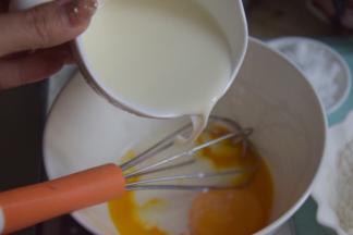鸡蛋分离，蛋黄加入牛奶搅拌均匀