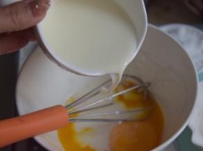 鸡蛋分离，蛋黄加入牛奶搅拌均匀