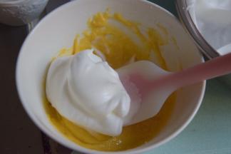 取1/3在蛋黄糊里快速切拌均匀