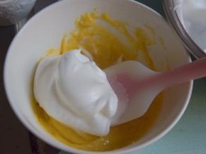 取1/3在蛋黄糊里快速切拌均匀