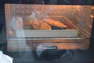 
将调好的蒜酱平铺在两片茄子上，放入烤箱160度18分钟烤熟！