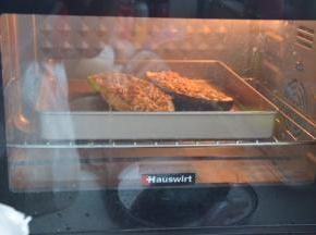 
将调好的蒜酱平铺在两片茄子上，放入烤箱160度18分钟烤熟！