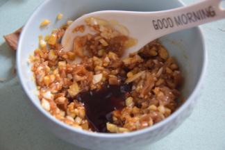 蒜末、萝卜干末和辅料一起搅拌均匀