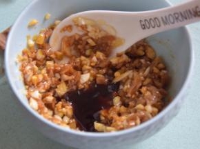 蒜末、萝卜干末和辅料一起搅拌均匀