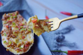 最后撒上葱花和小米辣圈就可以开吃啦