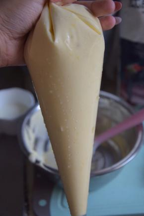 再倒回剩余的饭菜里切拌均匀，装入裱花袋