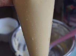 再倒回剩余的饭菜里切拌均匀，装入裱花袋