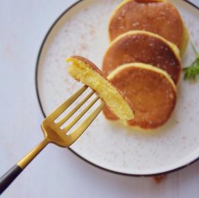 再加热30s后加几滴水在松饼旁边，开始翻面，小火加热1分钟即可关火！