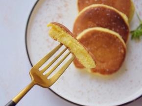 再加热30s后加几滴水在松饼旁边，开始翻面，小火加热1分钟即可关火！