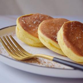 撒上糖粉和淋上蜂蜜就可以吃啦！