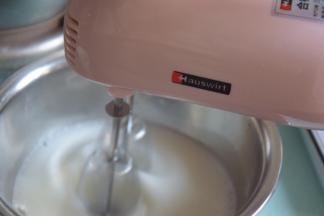 蛋白加入糖粉打发至湿性发泡，倒扣不会掉下来