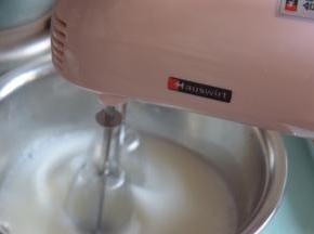 蛋白加入糖粉打发至湿性发泡，倒扣不会掉下来