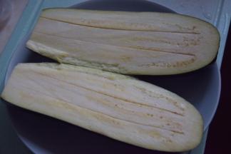 茄子切两半，抹上一层玉米油