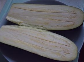 茄子切两半，抹上一层玉米油