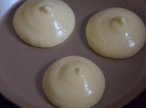不粘锅先大火加热1分钟后关火，挤入松饼糊