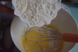 筛入蛋糕粉Z字打匀