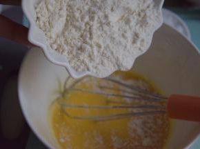 筛入蛋糕粉Z字打匀