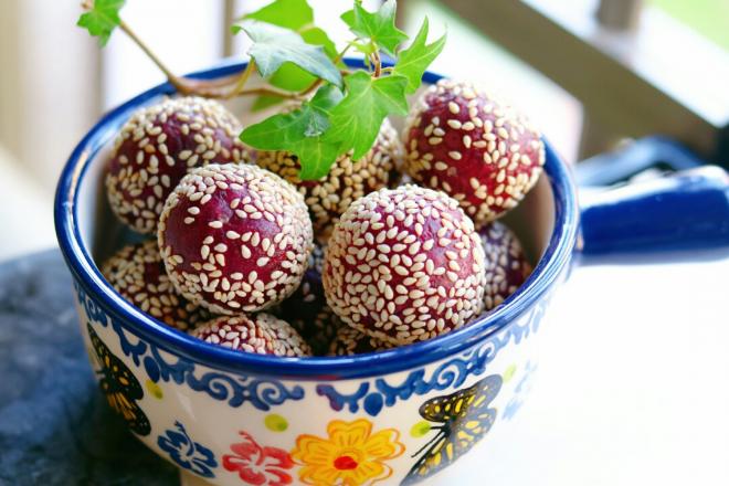 紫薯芝麻球