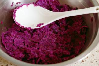 蒸熟的紫薯用勺子压成泥