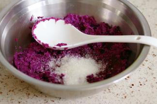 加入白糖搅拌均匀