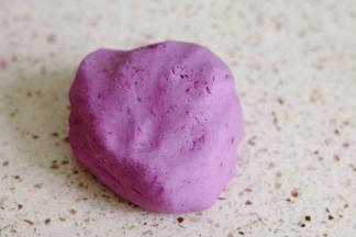 紫薯放置温热后，加入糯米粉和牛奶揉成团，牛奶慢慢添加，揉成软硬适中的面团