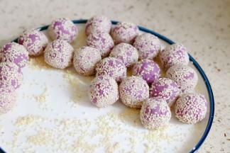 表面喷一点水，裹上芝麻压实