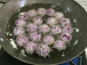 油锅烧至五成热，放入紫薯球小火炸，油量要没过紫薯球