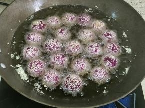 油锅烧至五成热，放入紫薯球小火炸，油量要没过紫薯球