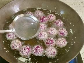 炸至紫薯球浮起后，用勺子不停按压滚动排气，这样做出来紫薯球才不会扁掉，油温一定不要太高，有可能会炸开