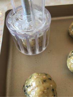 把面团20克一个分成小剂子，放入烤盘中。