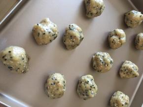 、倒入面粉，倒入泡打粉，倒入芝麻，用刮刀拌匀货。