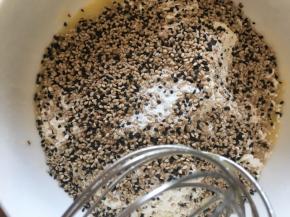 、把鸡蛋打入碗内，加入玉米油，加入白糖，搅拌均匀。