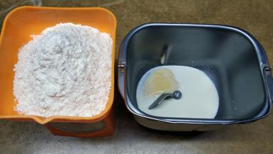 牛奶、练奶、糖、盐放入面包桶里；面粉称重好