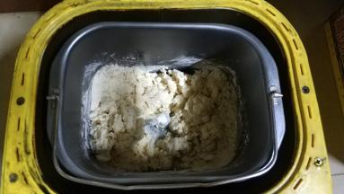 倒入面粉搅拌成团