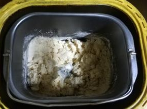 倒入面粉搅拌成团