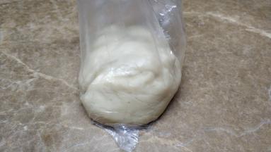 放入黄油揉至扩展阶段，拿出装入保鲜袋里进行一发