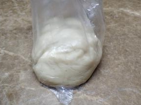 放入黄油揉至扩展阶段，拿出装入保鲜袋里进行一发