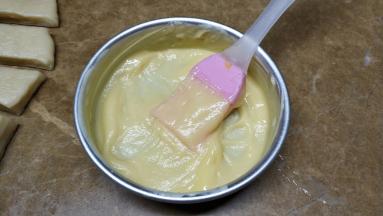 20g练奶、20g黄油混合好抹在表面上，再切成格子（忘记拍图了）