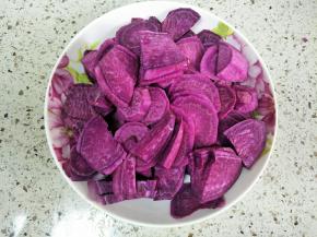 紫薯切片蒸熟