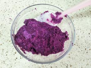 蒸熟的紫薯压成泥，放置温热后加入适量牛奶拌匀