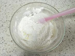 鸡蛋加糖粉搅拌均匀，加入面粉，面粉可以预留一点后面加