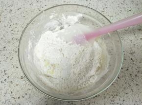 鸡蛋加糖粉搅拌均匀，加入面粉，面粉可以预留一点后面加