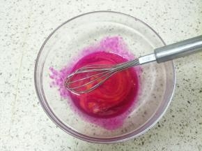 火龙果汁加蛋黄搅拌均匀